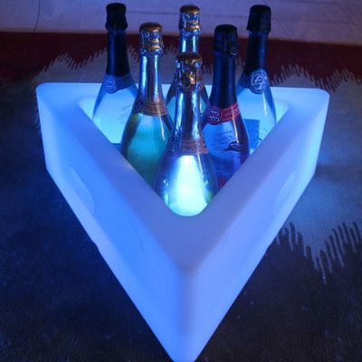 Un seau de glace en PE en plastique triangulaire à LED 16 couleurs changeant la batterie au lithium rechargeable