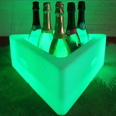 Un seau de glace en PE en plastique triangulaire à LED 16 couleurs changeant la batterie au lithium rechargeable