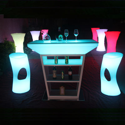 Table à cocktails en PE en plastique LED avec des modes d'éclairage à stroboscope et alimenté par une batterie au lithium rechargeable