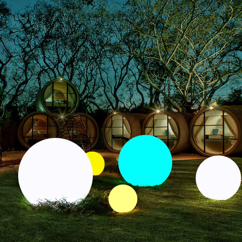Des boules lumineuses en plastique à LED de 10 cm à 80 cm résistantes à l'eau pour les vacances
