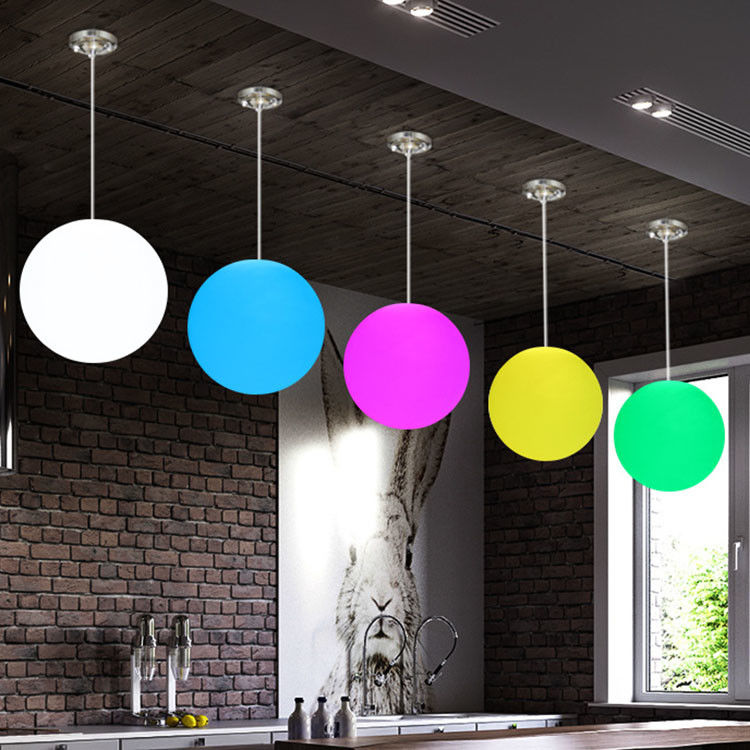 Des boules lumineuses en PE en plastique colorées suspendues à l'extérieur