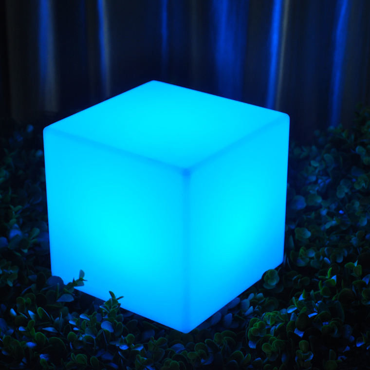 Une chaise lumineuse en plastique IP65 imperméable à l'eau pour la décoration de parcs