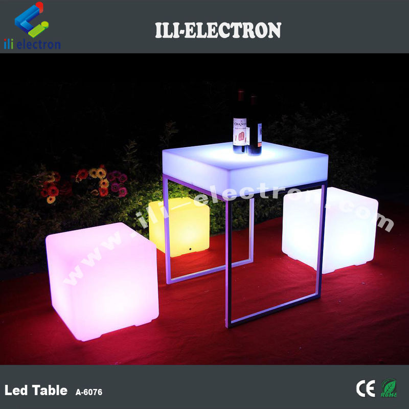 Moderne de couleur RGB design éclairé table LED pour le club de nuit