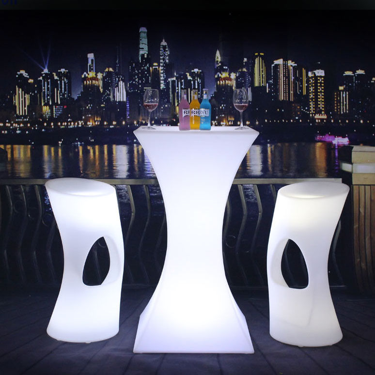 Moderne de conception carré ensemble de bar cocktail haut blanc PE en plastique led table de bar lumineux