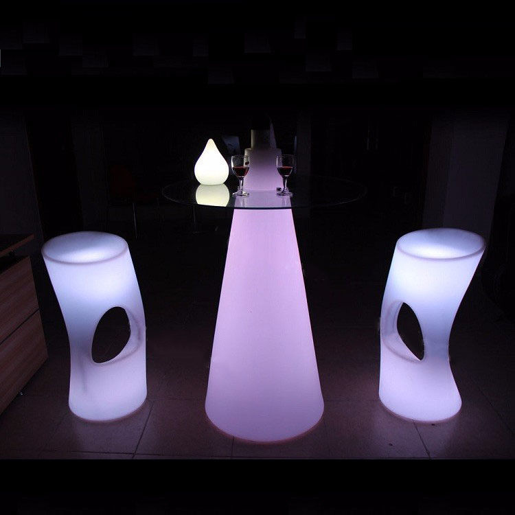 Des tables de cocktail rechargeables pour les fêtes