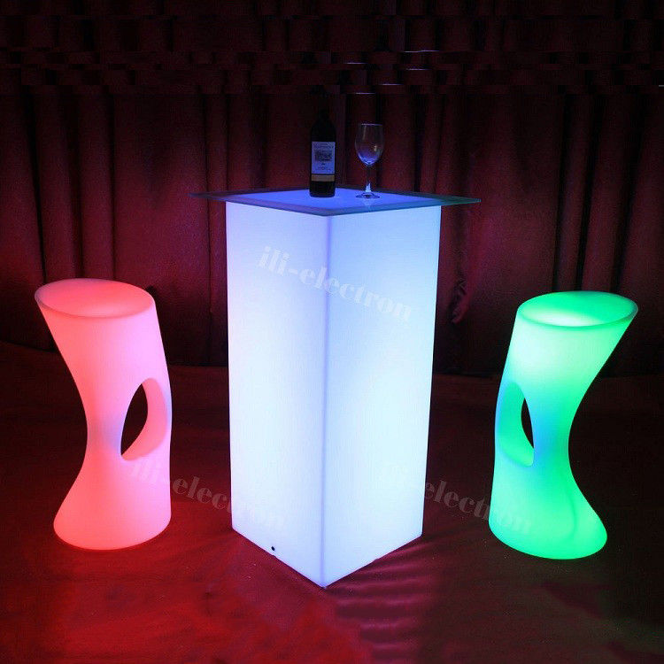 Table à cocktail extérieure à LED haute cuboide PE en plastique avec télécommande