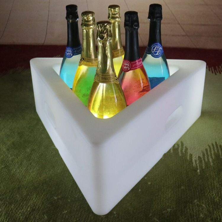 Un seau de glace en PE en plastique triangulaire à LED 16 couleurs changeant la batterie au lithium rechargeable